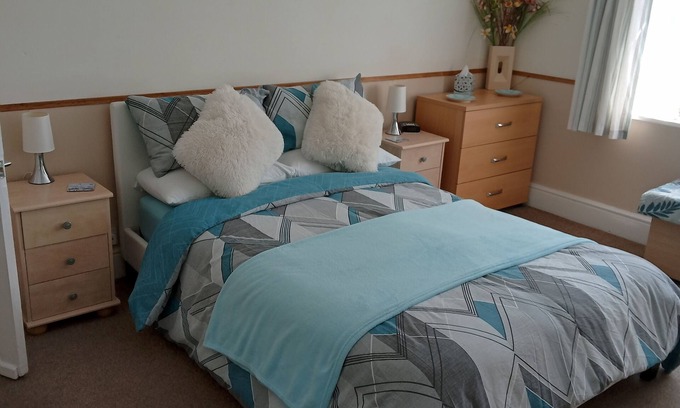 Prestatyn Apartment | Nicely apointed first floor apartment in secluded area close to transport hubs