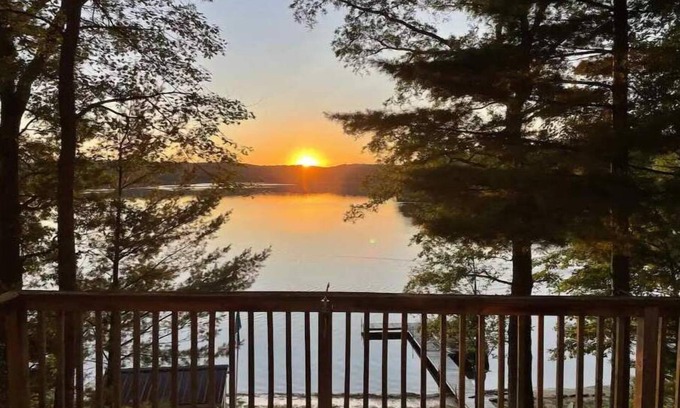 Bitely Cottage | Nichols Lake Sunset Cottage