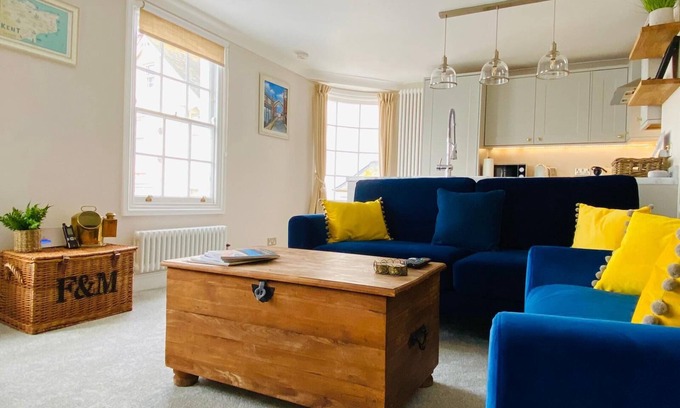 Broadstairs Apartment | Nickleby Nook By the Sea - Meters to the Beach!