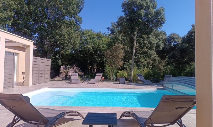 Saint-Martin-de-Londres Apartment | Nid des Hirondelles - Furnished apartment with all comforts in a quiet location - Air conditioning Swimming pool Jacuzzi