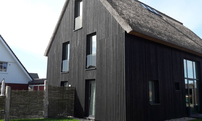 Born auf dem Darss House | Niege Schueuen - terrace, garden, dogs allowed sauna, fireplace, table football, WLAN