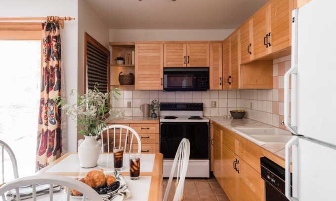 Deer Valley Cabin | Nightstar by AvantStay | Charming Rustic Cabin w/Large Balcony & Sauna