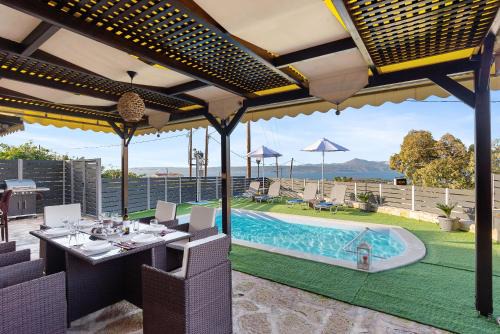 Plaka House | Nikos Dimitra Luxury Home BY APOKORONAS-VILLAS