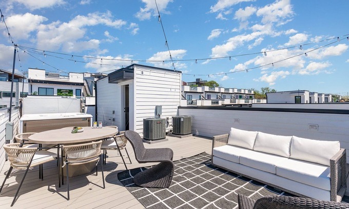 Katie Hill Neighborhood House | Nimbus-Rooftop Deck-Hot Tub-Mins to Broadway