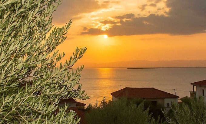Paralia Vergas Apartment | Nina's Villa, Cosy Seaview Retreat