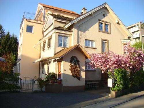 Birsfelden Bed & Breakfast | Niros Bed & Breakfast