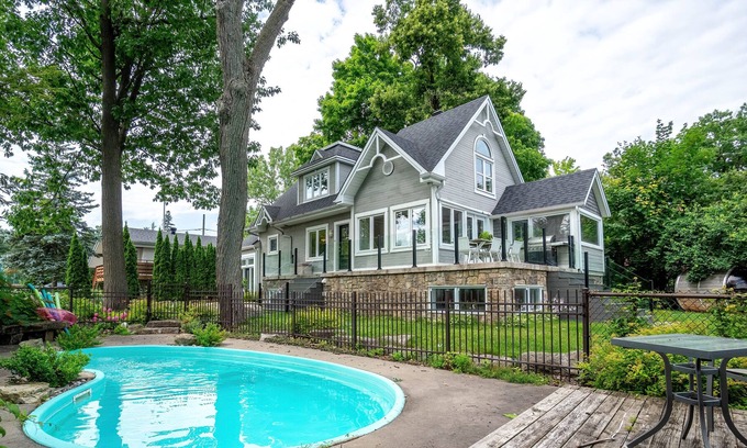 Boisbriand House | Island House | Pool & Sauna | BBQ & Peaceful