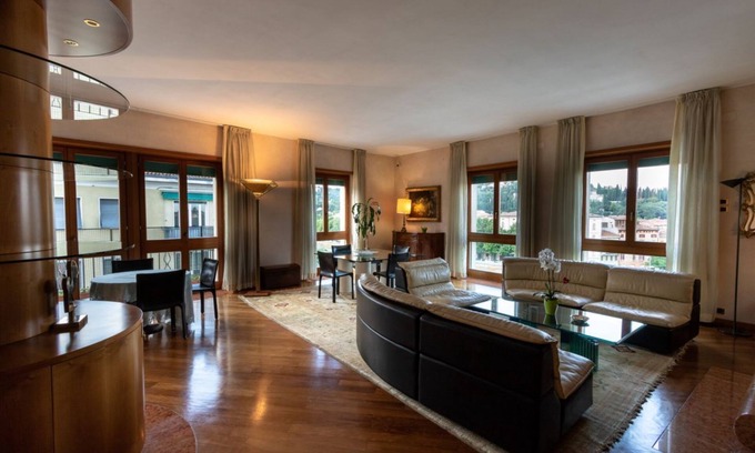 Citta Antica Apartment | Nizza- Verona Journeys Big apartment with beautiful view in the city centre
