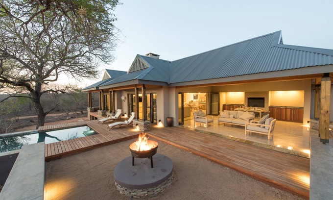 Hoedspruit House | Nkanyi House-luxury eco-friendly house on a wildlife estate near Kruger Park.