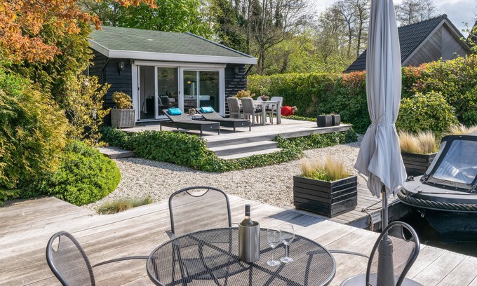 Municipality of Wijdemeren House | Romantic detached house directly on the waterfront