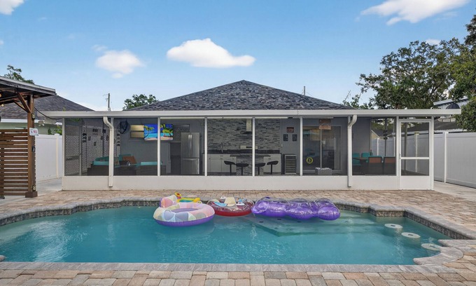 Tampa House | nLuxurious 4BR Home w/Private Pool, Gym, and Outdoor Kitchen near Busch Gardens