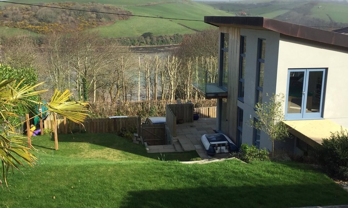 Salcombe House | nnStylish House minutes from Sandy Beaches
