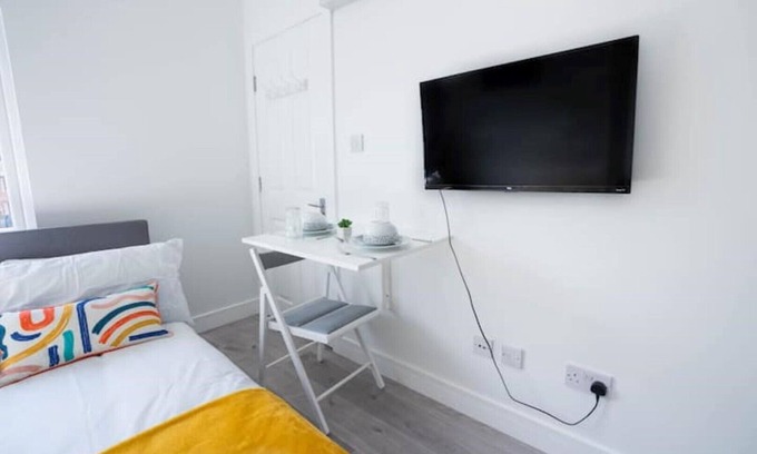 Aylesbury Apartment | No 01 small studio flat near Aylesbury stationTown