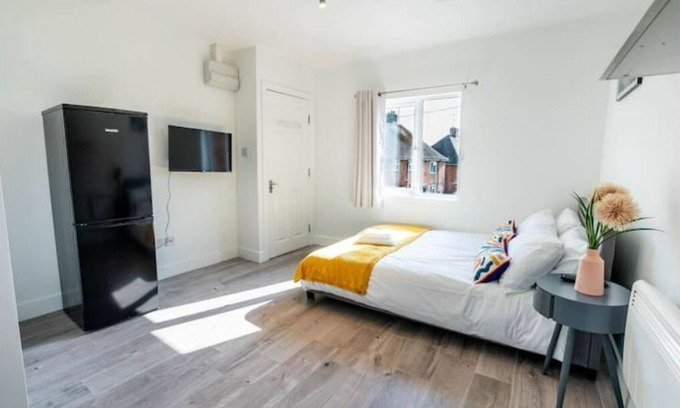 Aylesbury Apartment | No 02, Studio flat near Aylesbury station town