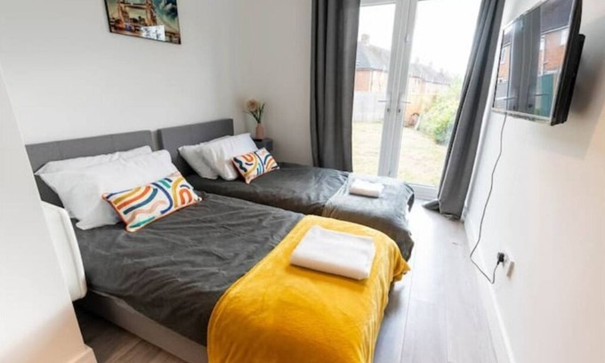 Aylesbury Apartment | No 03 Studio flat near Aylesbury station & town
