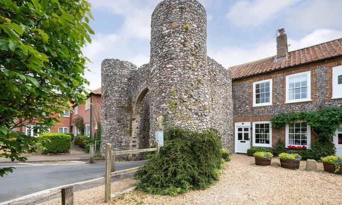 Castle Acre House | No.1 Baileygate Cottages
