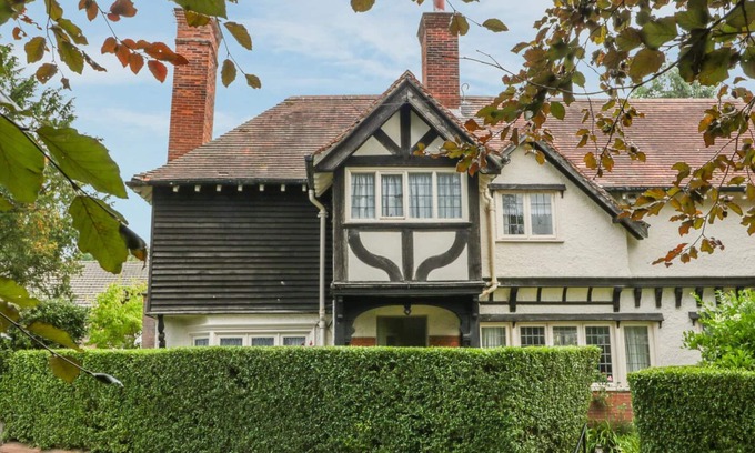Thornton Hough Cottage | NO. 1 THE ROSERIES, family friendly, with a garden in Thornton Hough