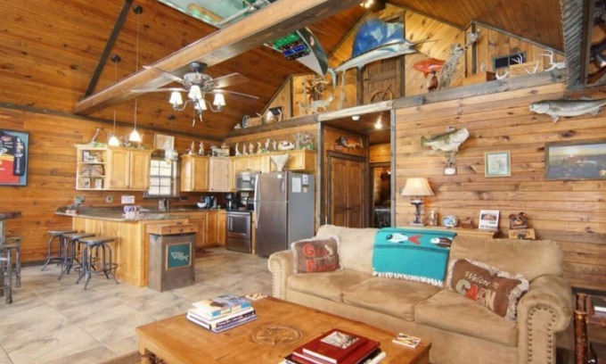 Alba Cabin | No. 1 Top-Rated Waterfront Lodge on Lake Fork Pet Friendly
