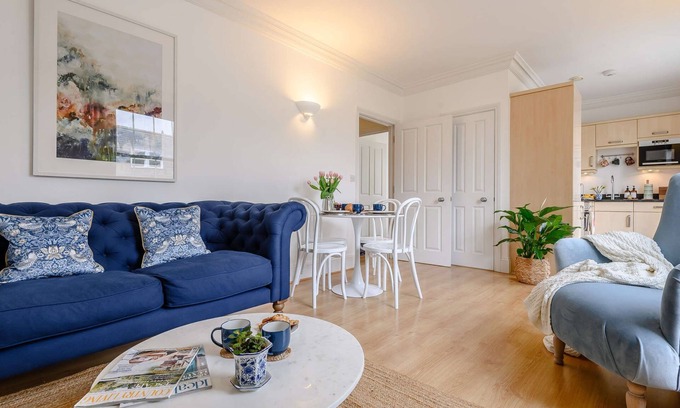 Bath Apartment | No.10 at Herschel - stylish city apartment for 3 - with parking