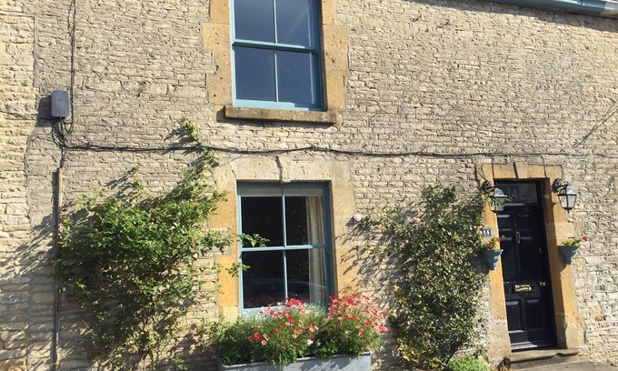 Stow-on-the-Wold House | No.14, Stunning Holiday Cottage, 3 En-suite bedrooms