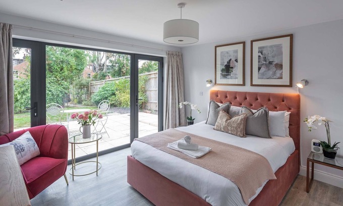 Oxford Apartment | No.192 Oxford - Studio Apartment with Garden View