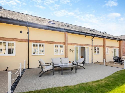 Felton House | No 4 - Kempton Park - Uk47939
