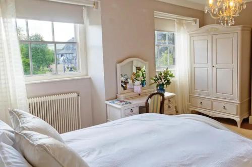 Buxton Hotel | No 6 The Square Tearooms & Accommodation