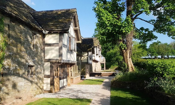 Kington Cottage | No 6 The Threshing Barn, Penrhos Court