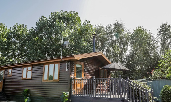 Wilberfoss Cabin | NO. 77- HONEY BEE LODGE, pet friendly, with hot tub in Wilberfoss