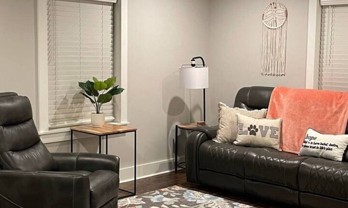 Kingston House | NO CHORE Checkout pets OK mins to I-40 comfy KING