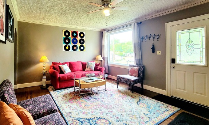 Greenwood House | ♪No Chores! Artsy East Side Near Great Music+Food, Quiet Home w/Free Parking ♪
