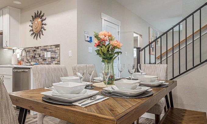 Pear Park House | No chores! King bed.Pet-friendly. Fast Wi-Fi. Dedicated workspace.Outdoor grill.