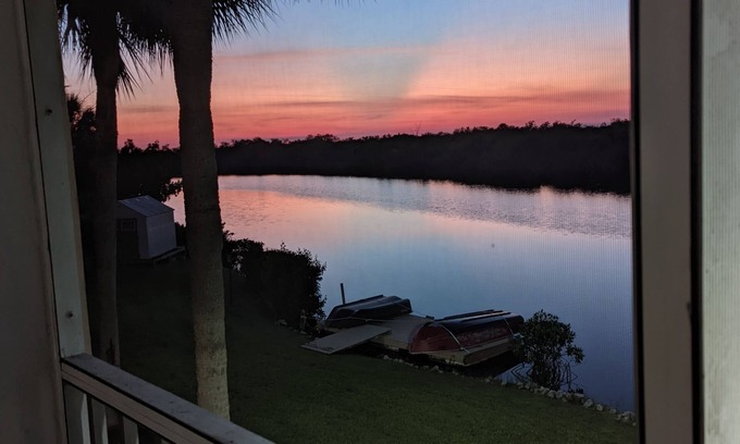 Hammock Bay Condo | NO CHORES! Waterfront .Minutes to world class beaches Marco/Naples