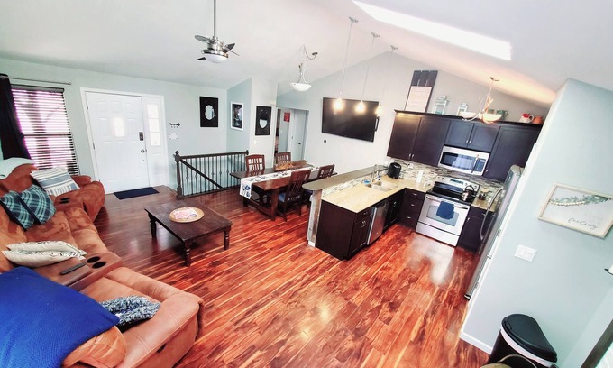 Rockrimmon House | No Cleaning Fee Beautiful Mountain Views Hiking & Biking Trails + Foosball Table