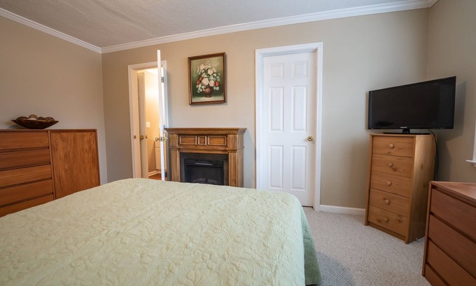 Lawrenceville Apartment | No Cleaning Fee-Apartment for Rent-Travel Nurse/Medical Staff welcome