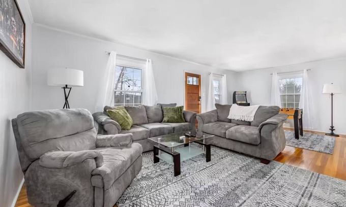 Bristol House | No cleanup chores-Fenced yard, arcade, fire pit, close to casino, I81, downtown.