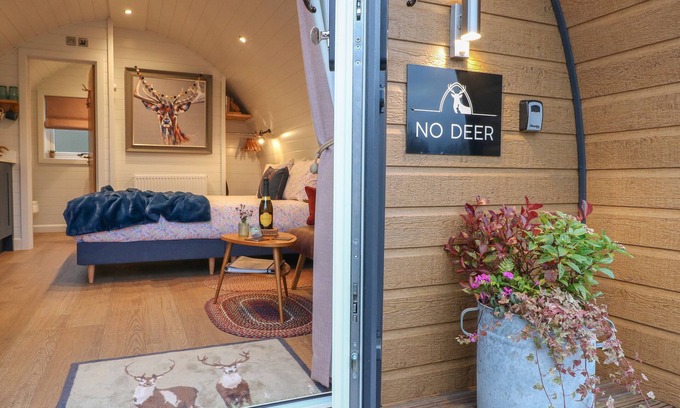 Denstone Cottage | NO DEER, romantic, with hot tub in Ashbourne