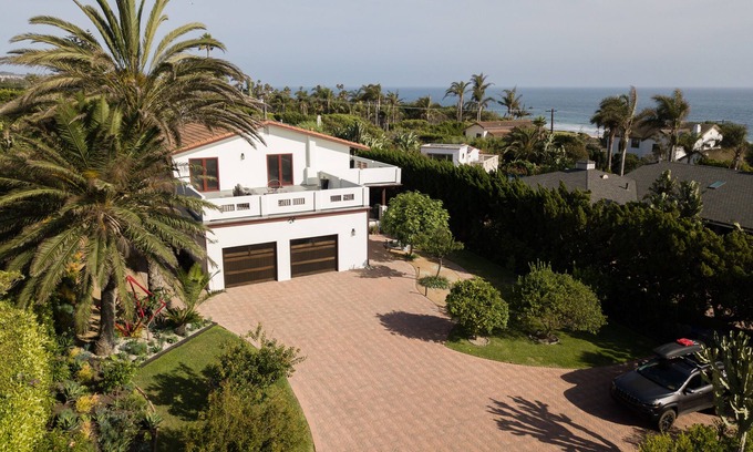 Western Malibu Villa | NO FIRE DAMAGE & NEW POWER GENERATOR! Views,beach,spa,pool table,ping pong,BBQ