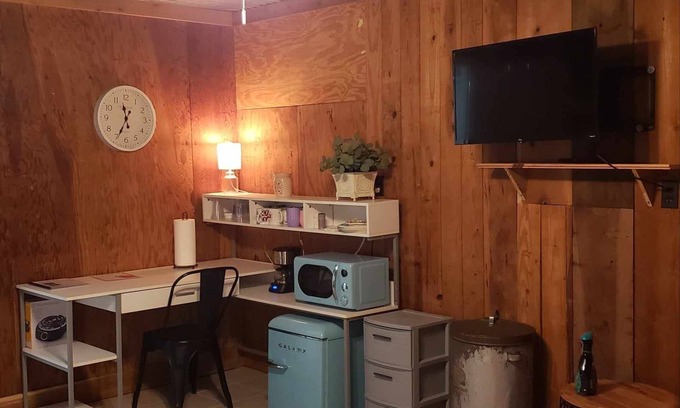 Montgomery House | No Frills guesthouse on private property near Lake Conroe
