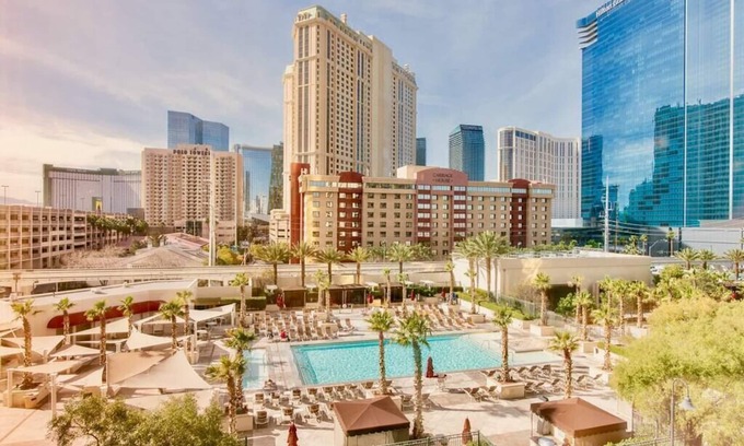 Las Vegas Condo | No Resort Fee ! Strip View Suite - Pools & Valet