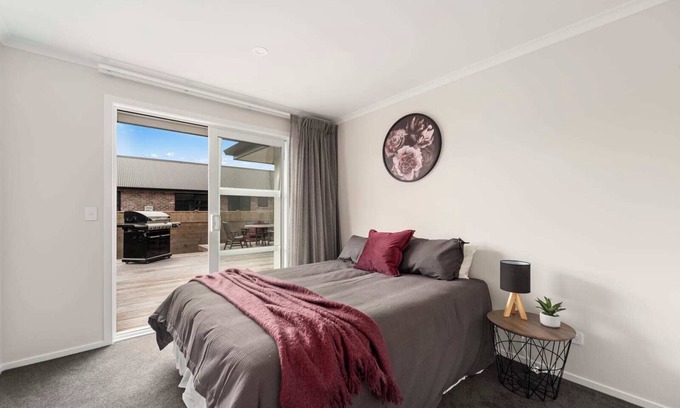 Wharewaka House | No Service Fee - 3 min drive to the lake