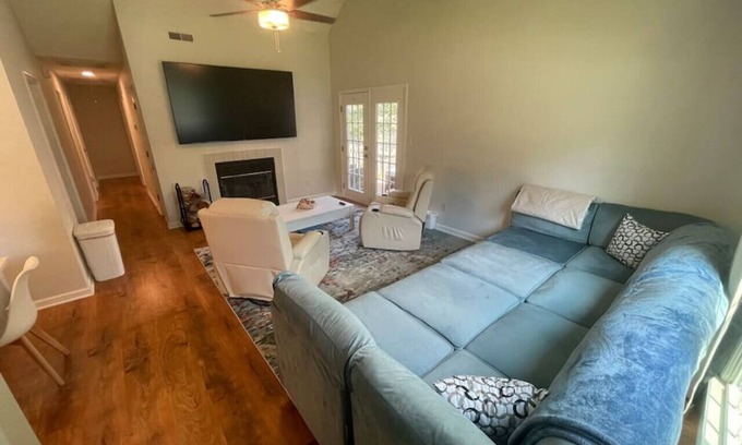Athens House | 🌟No Stairs, 86” TVs, King Beds & Massage Near UGA🌟