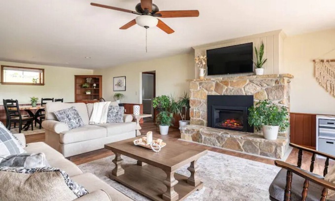 New Holland House | No steps. Quiet street in heart of Amish country. Close to tourist attractions.