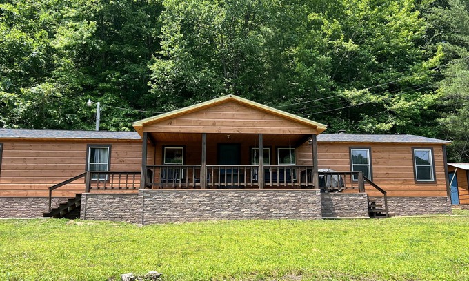 Huntsville House | No trailering secluded private oasis!