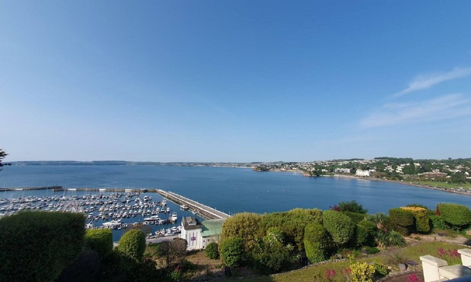 Torquay City Centre Cottage | No1 Marina Court - Sea View Apartment - sleeps 4 guests in 2 bedrooms