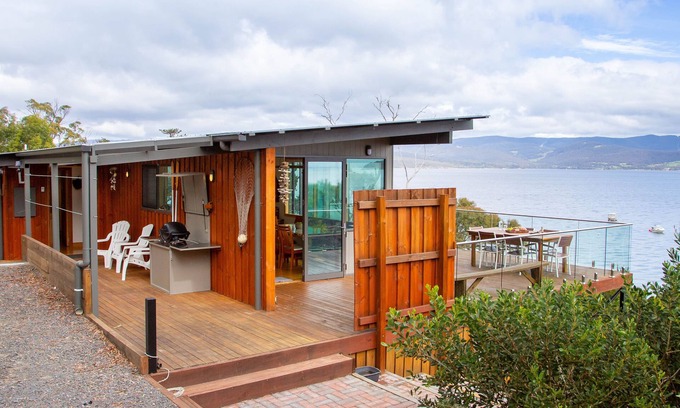 Dennes Point House | No41 Dennes Point -Beach holiday home