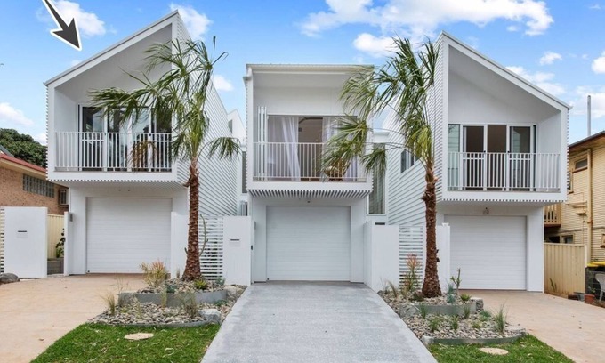 Port Macquarie House | Noahs Beach House at Flynns - executive style, pet friendly