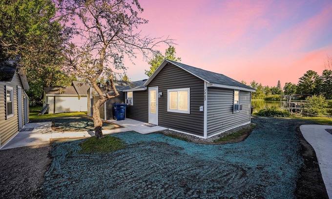 Kalkaska Cottage | Noble Cottage :Fall Foliage & Cozy Campfires – Your Autumn Escape!