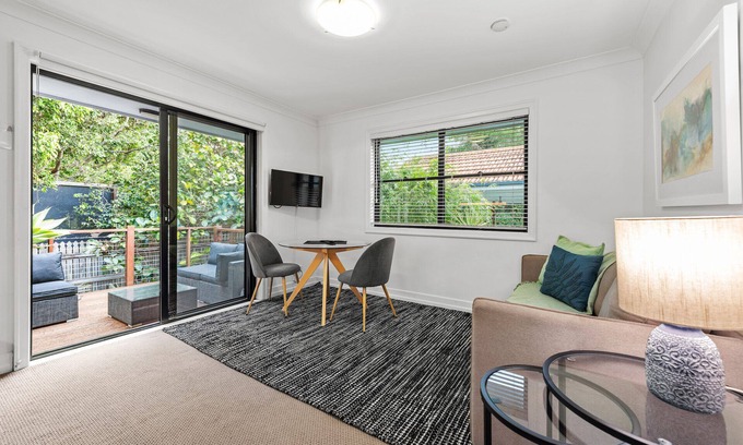 Brisbane Apartment | Noble House ~ 2 Bed/1Bath/1 Car ~ Parklands + Transport