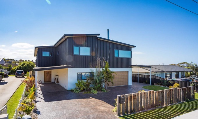 Dalmeny House | Noble House - Absolutely Stunning House in Convenient Location!